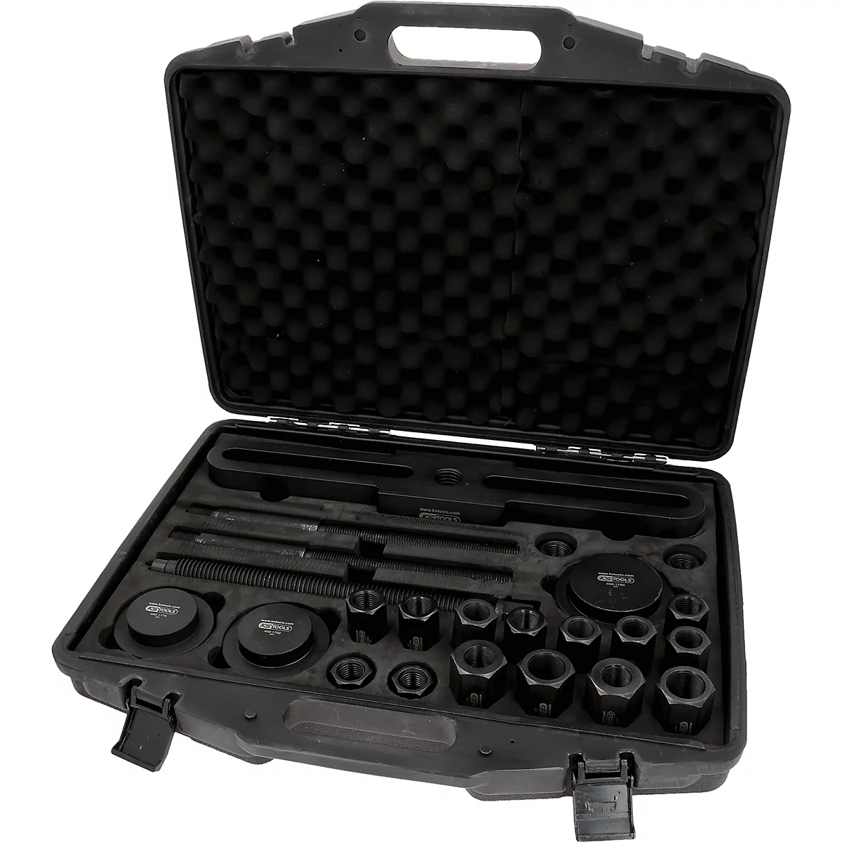 Schwarzer Werkzeugkoffer mit verschiedenen Werkzeugen. Der Koffer ist geöffnet, mit einer schwarzen Schaumstoffauskleidung und verschiedenen Werkzeugen.